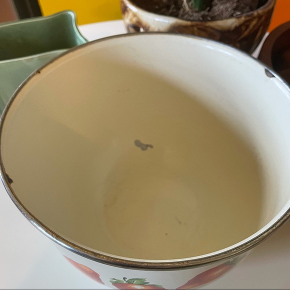 Enamel Bowl with retro vintage strawberries - Picture 3 of 12